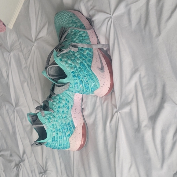 Nike LeBron 17 - Picture 4 of 4